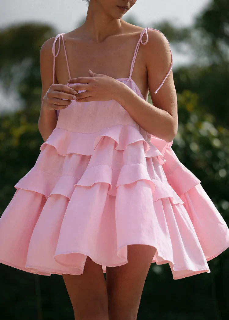 Luchtige schattige mini-jurk