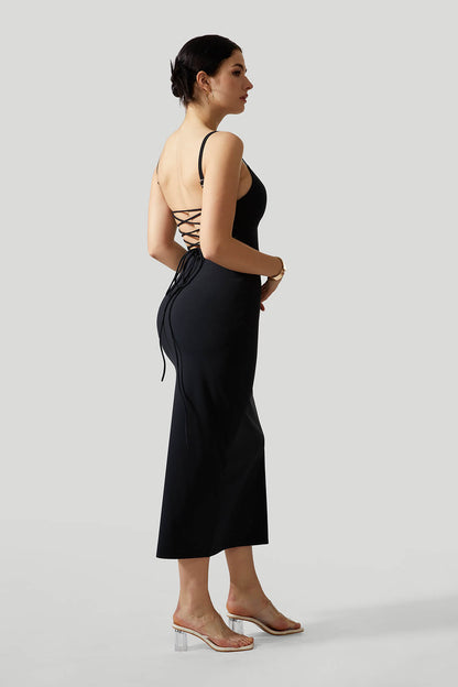 Sexy rugloze jurk met gekruiste bandjes en ingebouwde shapewear