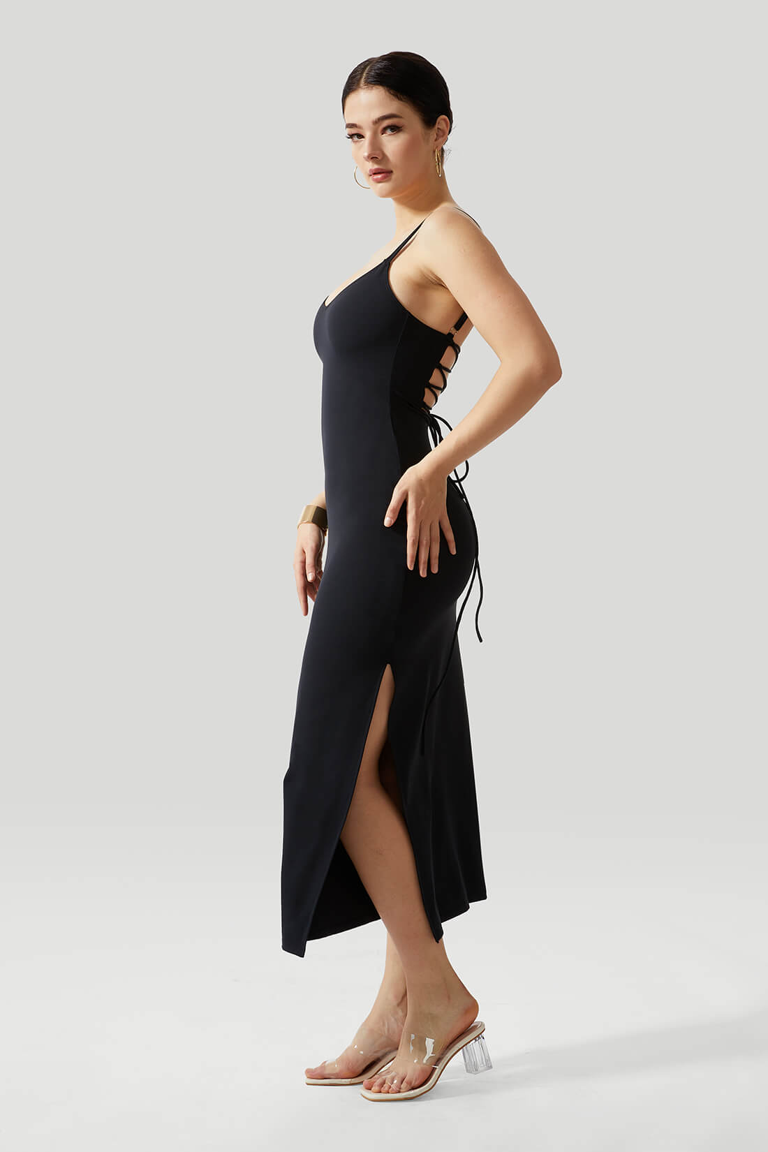 Sexy rugloze jurk met gekruiste bandjes en ingebouwde shapewear