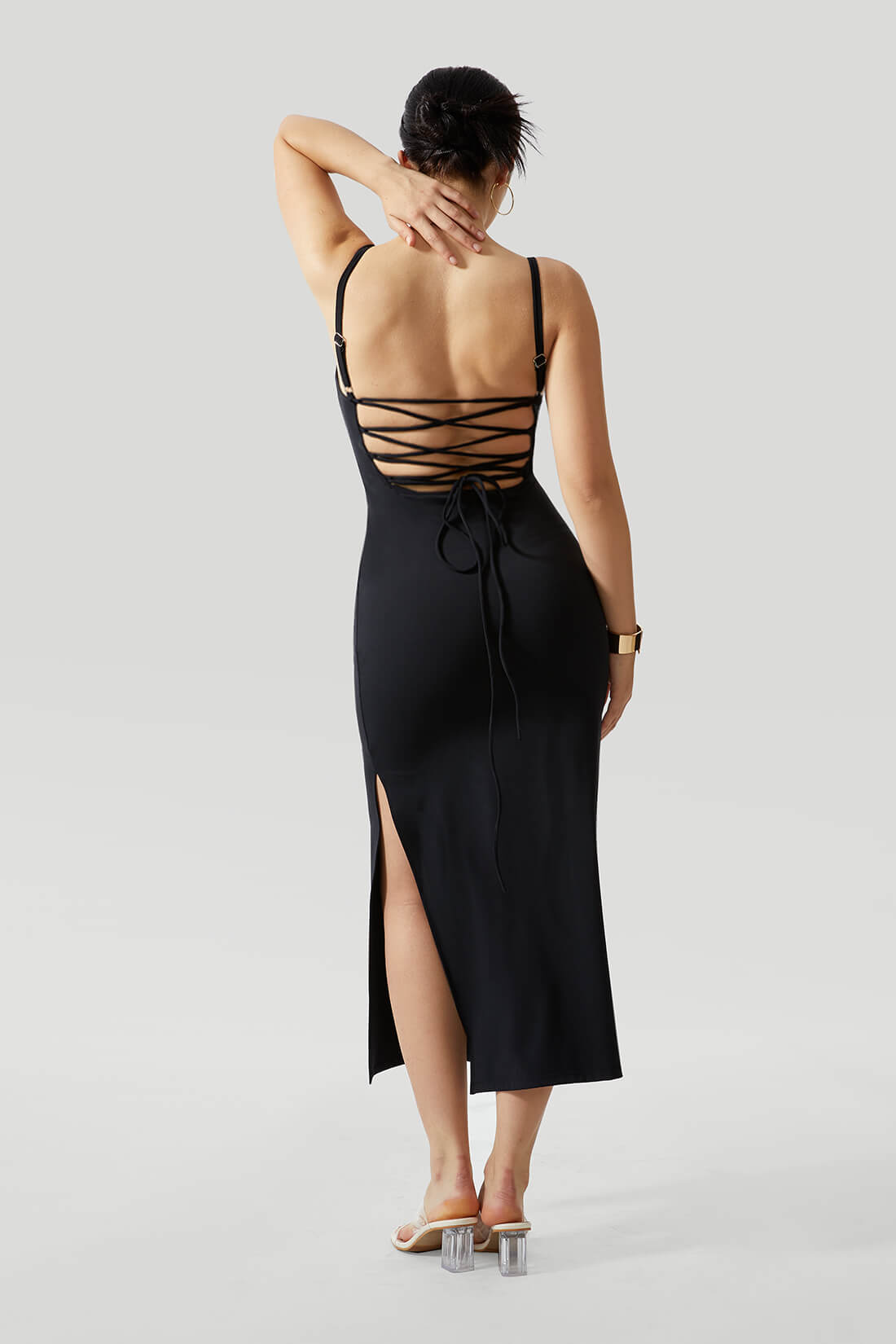 Sexy rugloze jurk met gekruiste bandjes en ingebouwde shapewear