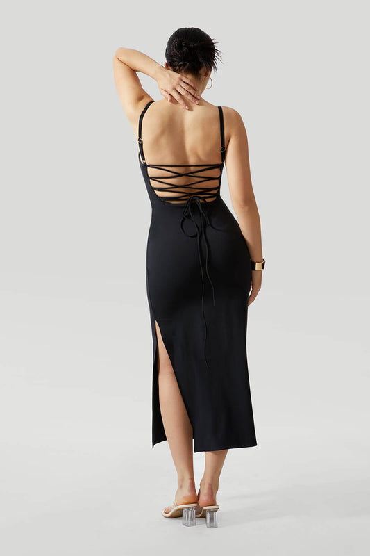 Sexy jurk met gekruiste bandjes, open rug en ingebouwde shapewear