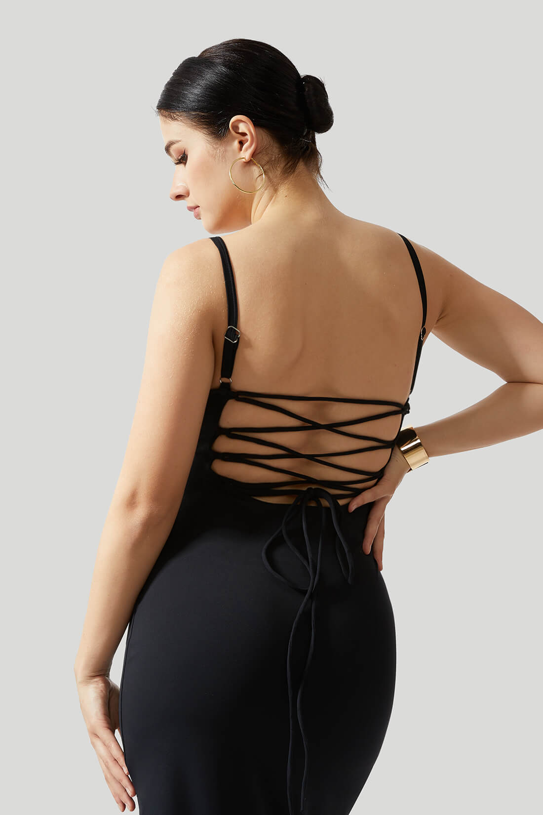 Sexy rugloze jurk met gekruiste bandjes en ingebouwde shapewear