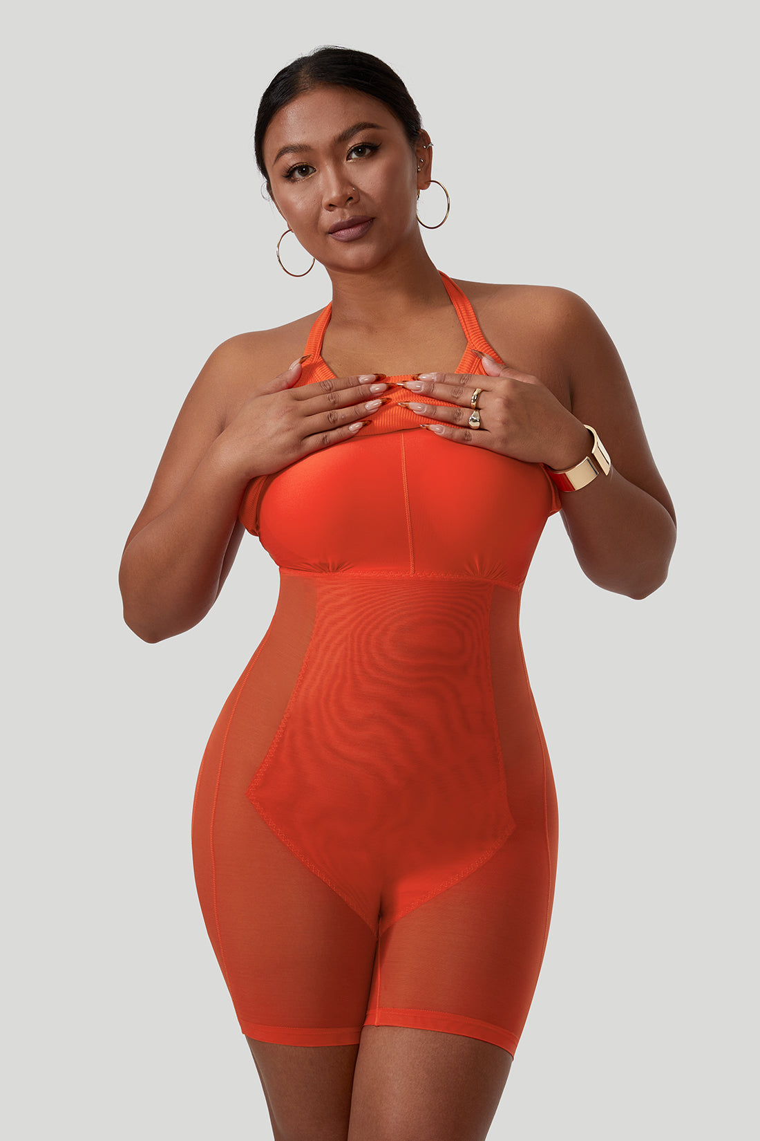 Rugloze mini-jurk met gedrapeerde hals en bandjes, met ingebouwde shapewear