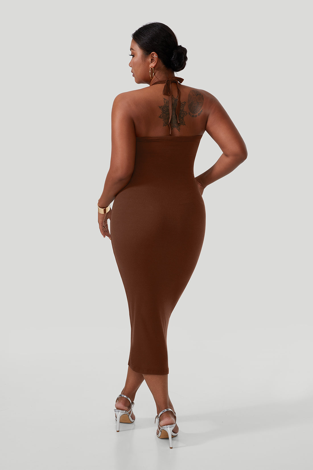 Rugloze jurk met gedrapeerde hals en bandjes, met ingebouwde shapewear