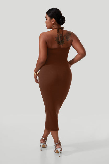 Rugloze jurk met gedrapeerde hals en bandjes, met ingebouwde shapewear