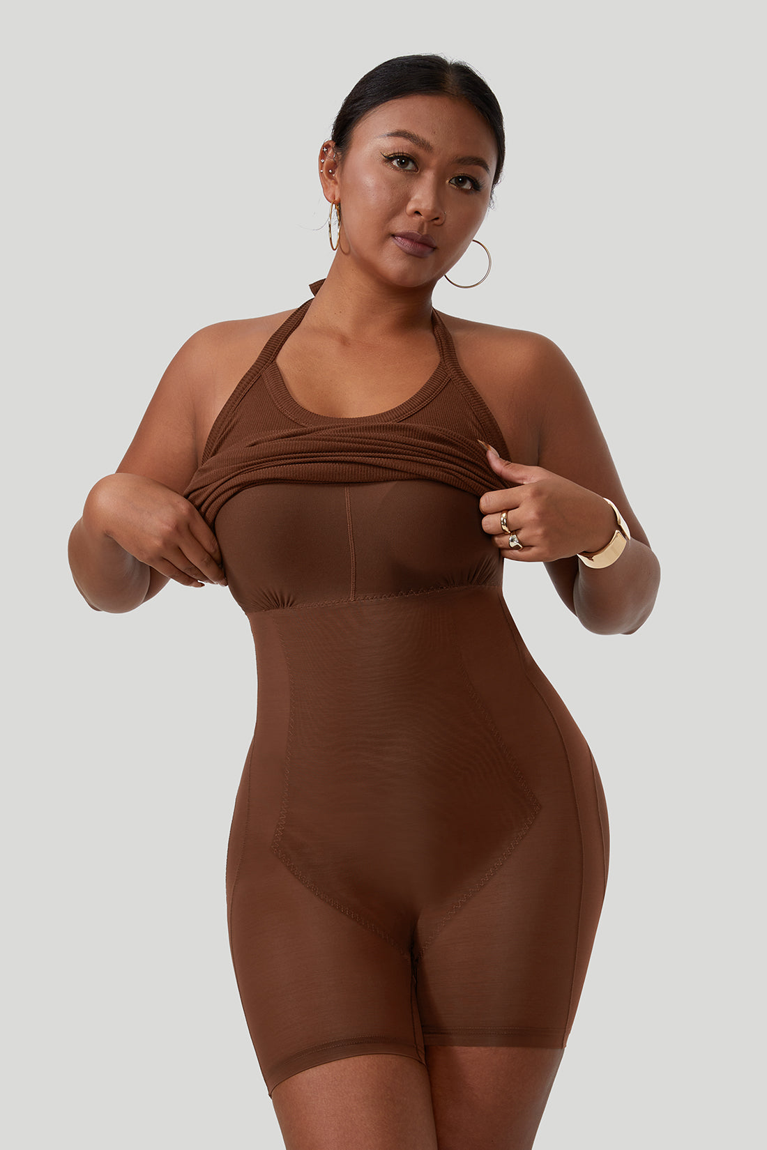 Rugloze jurk met gedrapeerde hals en bandjes, met ingebouwde shapewear