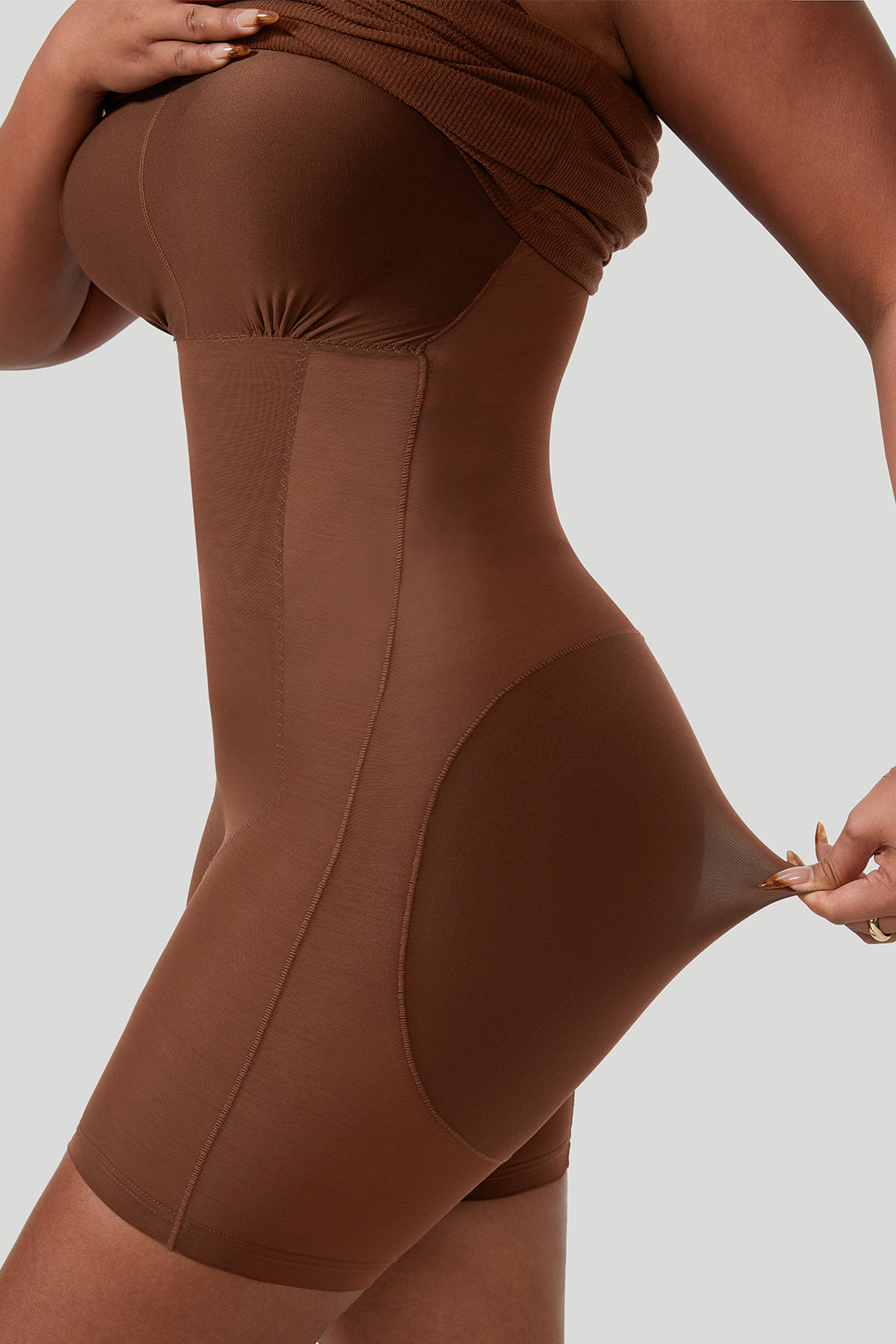 Rugloze jurk met gedrapeerde hals en bandjes, met ingebouwde shapewear