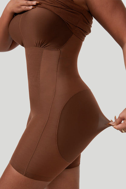 Rugloze jurk met gedrapeerde hals en bandjes, met ingebouwde shapewear