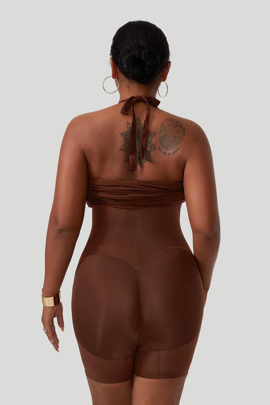 Rugloze jurk met gedrapeerde hals en bandjes, met ingebouwde shapewear