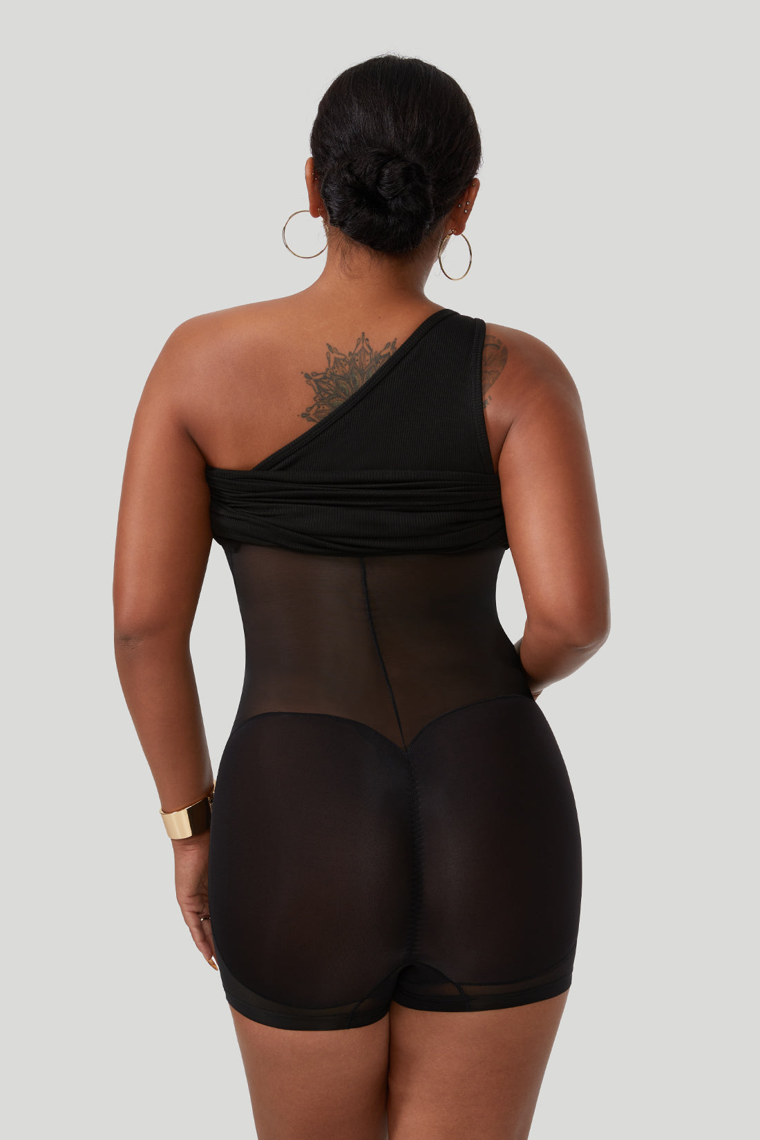 Mini-jurk met één schouder en ingebouwde shapewear