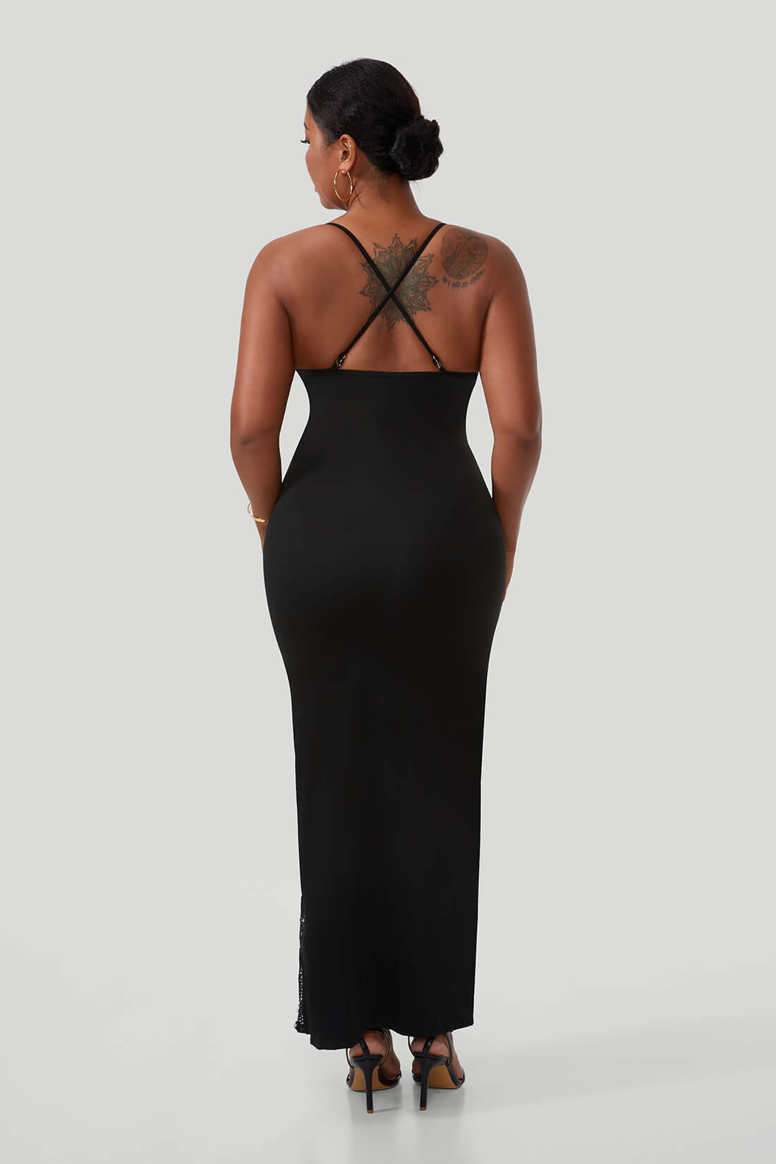 Maxi-jurk van kant met spaghettibandjes en split, met ingebouwde shapewear