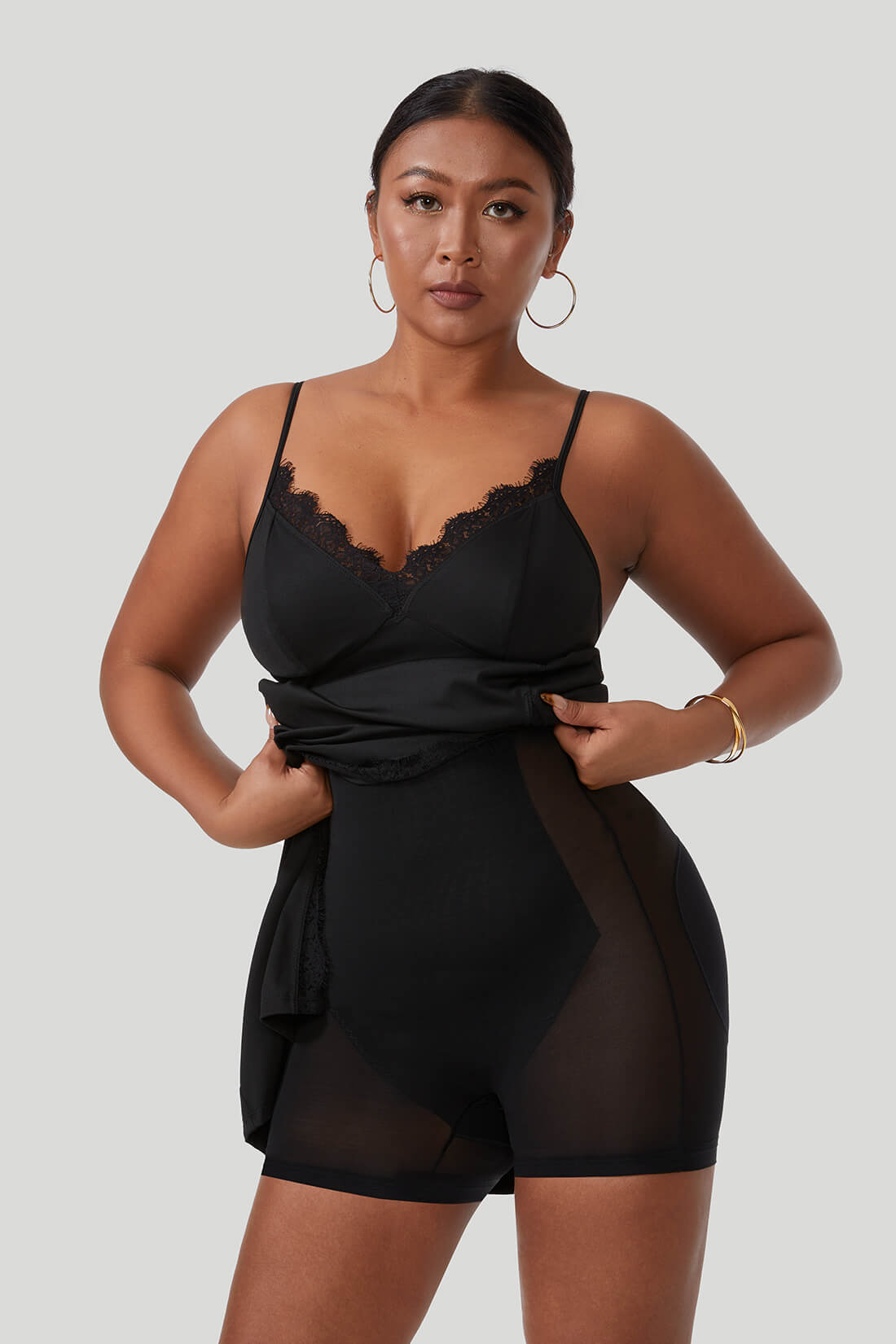 Maxi-jurk van kant met spaghettibandjes en split, met ingebouwde shapewear