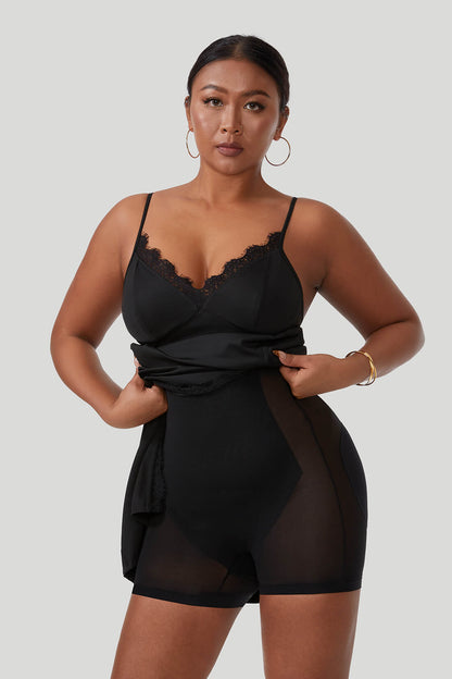 Maxi-jurk van kant met spaghettibandjes en split, met ingebouwde shapewear
