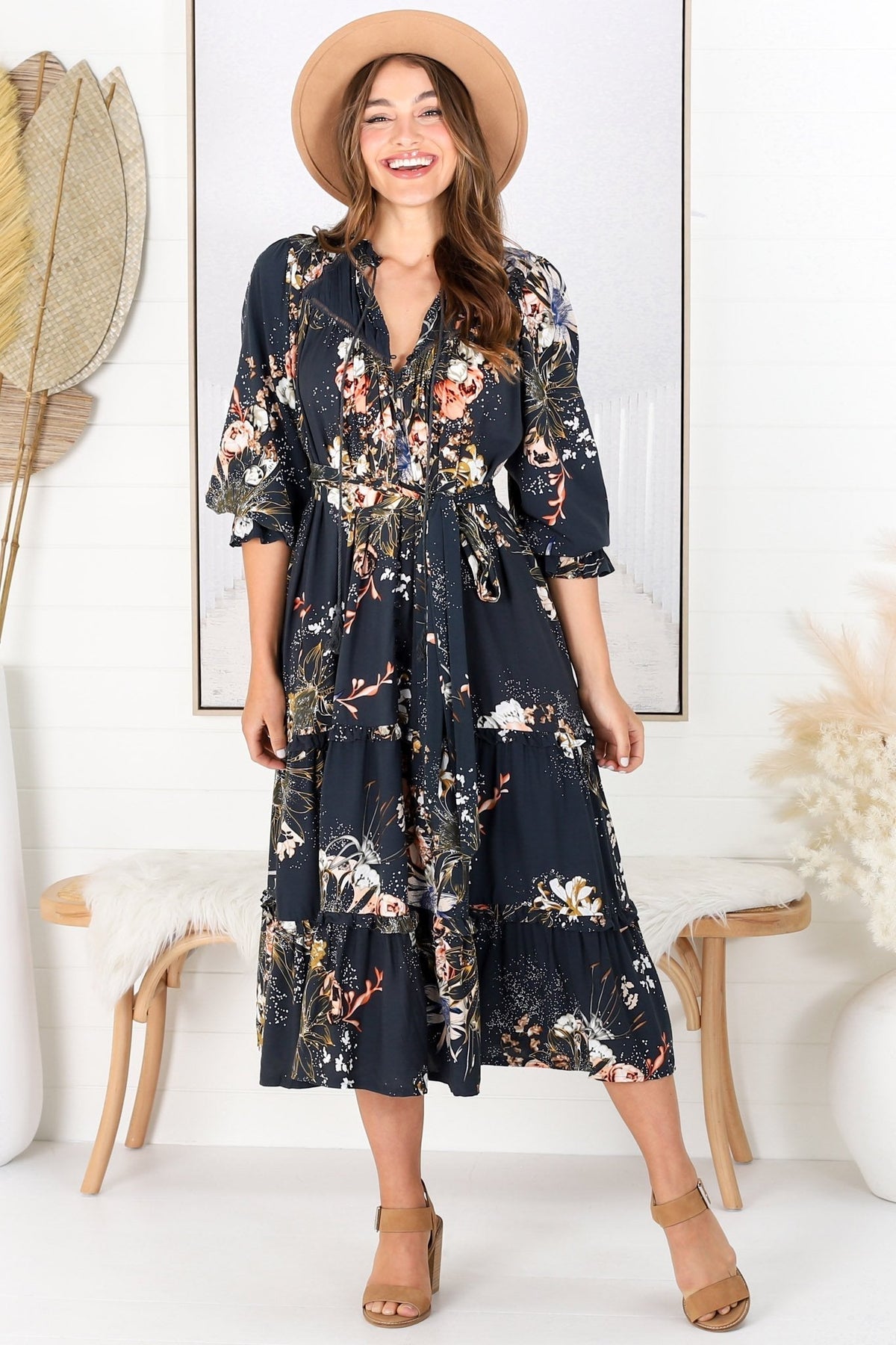 Beth indigokleurige midi-jurk met rucheskraag