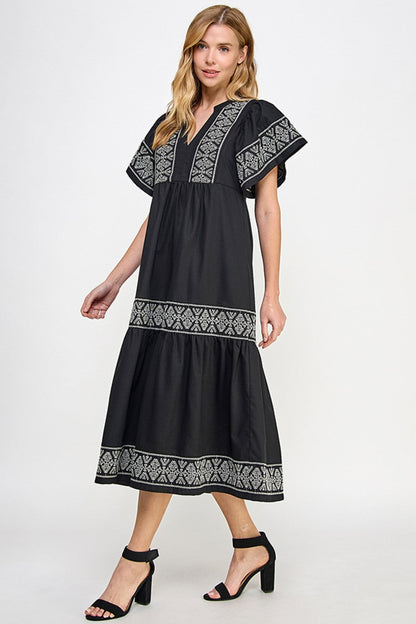 Elegante zwarte linnenjurk met borduursel