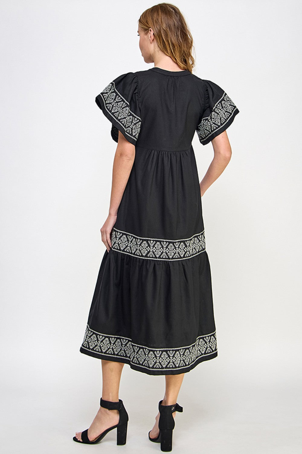 Elegante zwarte linnenjurk met borduursel