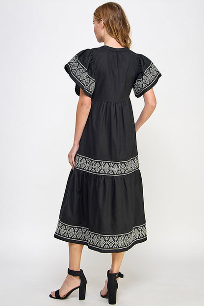 Elegante zwarte linnenjurk met borduursel